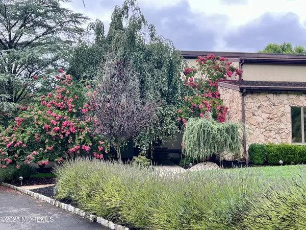 Holmdel, NJ 07733,3 Cottonwood Lane W