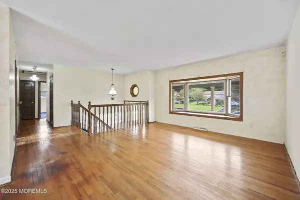 Manalapan, NJ 07726,6 Canterbury Road