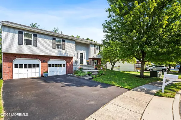 Howell, NJ 07731,10 Cove Court