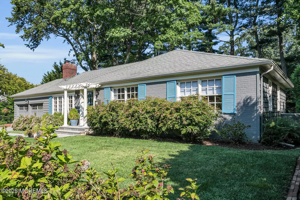 Fair Haven, NJ 07704,14 Spruce Drive