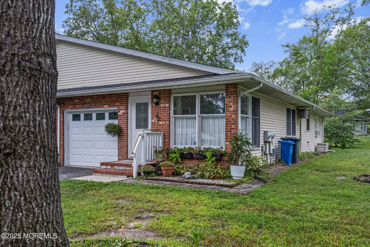 Manahawkin, NJ 08050,2 Magnolia Road