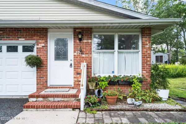 Manahawkin, NJ 08050,2 Magnolia Road