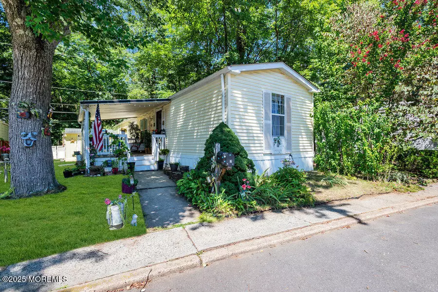 17 South Drive, East Windsor, NJ 08520