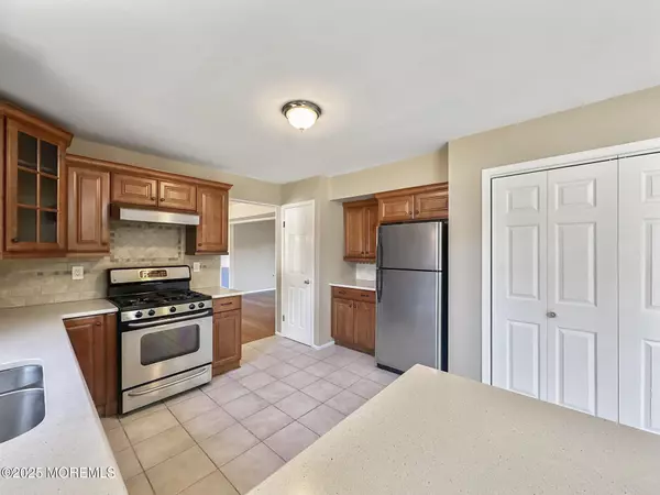 Manalapan, NJ 07726,7 Wheatley Road