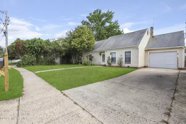 Lakewood, NJ 08701,123 Hearth Court E
