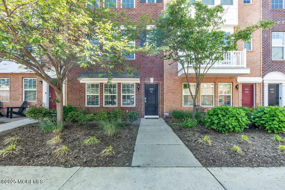 Asbury Park, NJ 07712,600 Grand Avenue #7C