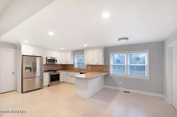 Manalapan, NJ 07726,370 Smithburg Road