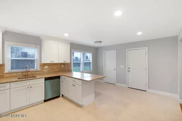 Manalapan, NJ 07726,370 Smithburg Road