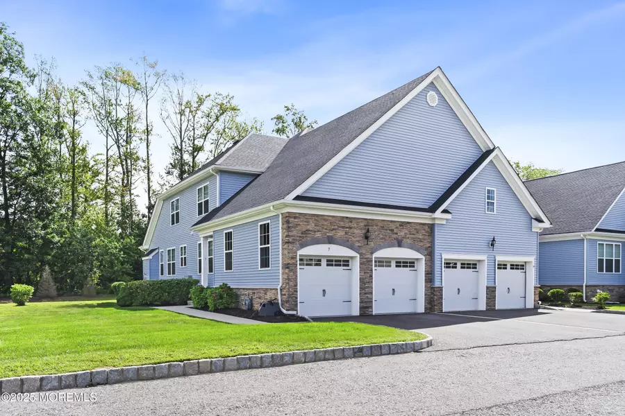7 Remington Court, Farmingdale, NJ 07727