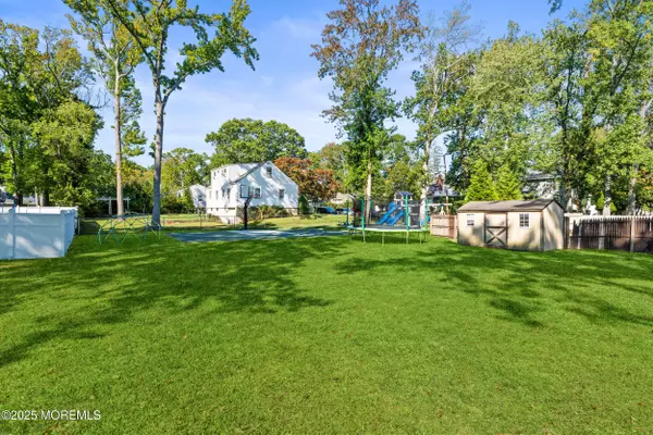 Oakhurst, NJ 07755,437 Redmond Avenue