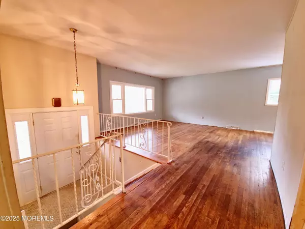 Manalapan, NJ 07726,32 Tarrytown Road