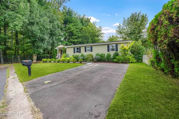 Manalapan, NJ 07726,7 Fallow Drive