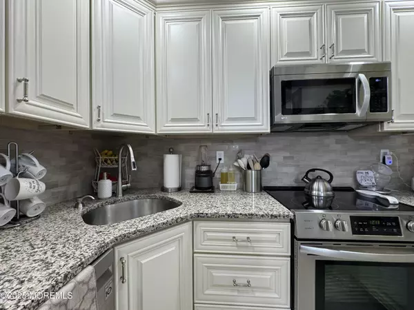 Manalapan, NJ 07726,86 Arrowwood Court #B