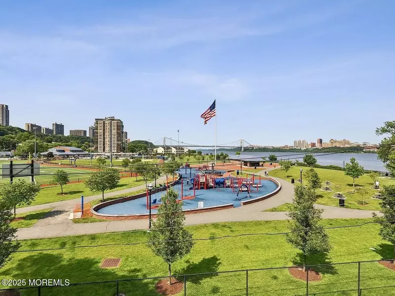 1111 River Road #H20, Edgewater, NJ 07020