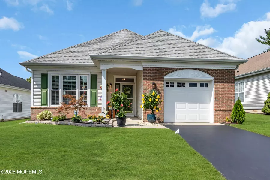6 Gardenways Court, Lakewood, NJ 08701
