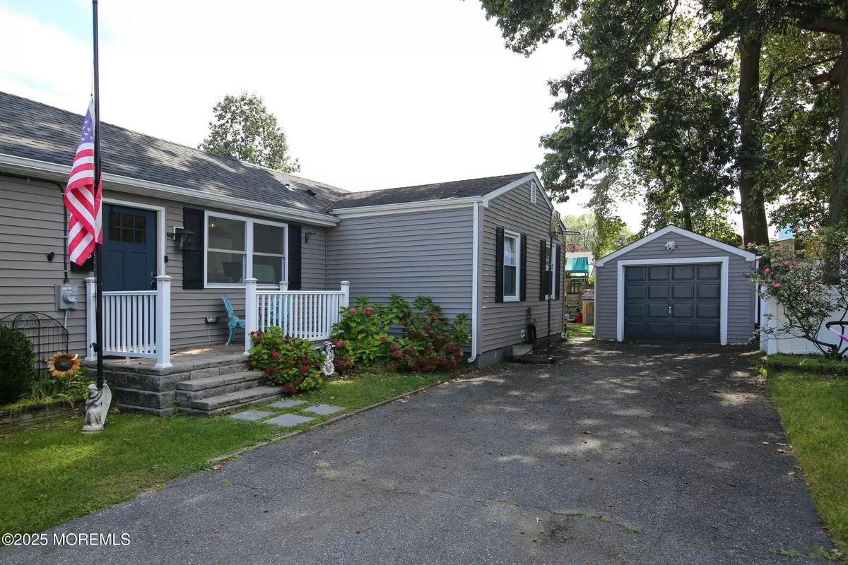 Keyport, NJ 07735,825 Brookside Avenue