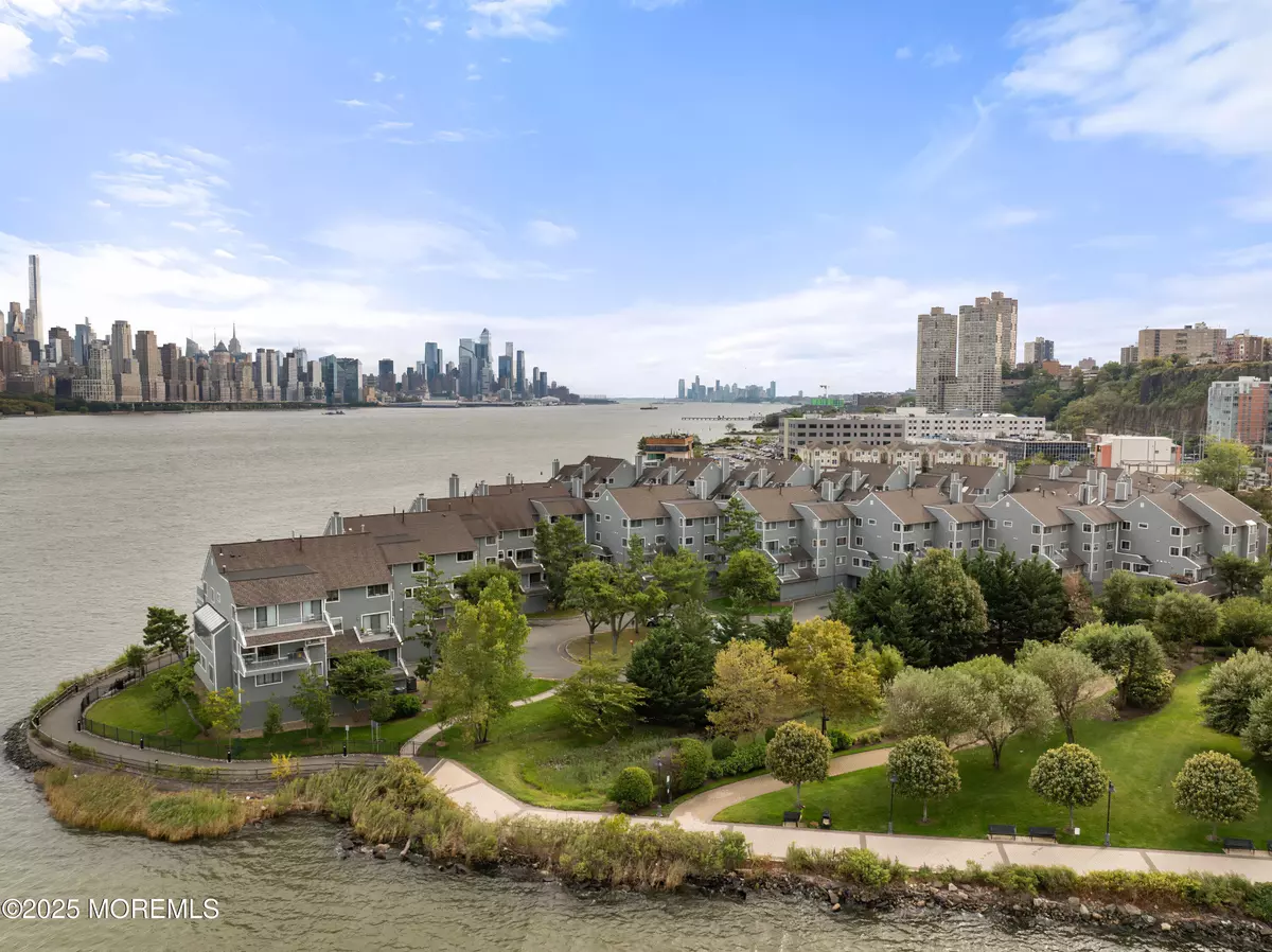 North Bergen, NJ 07047,9 Cove Lane