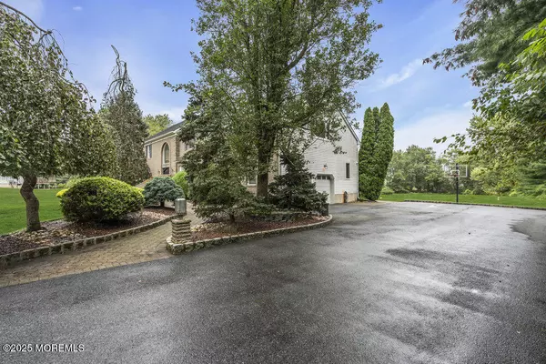 Manalapan, NJ 07726,5 Queen Court