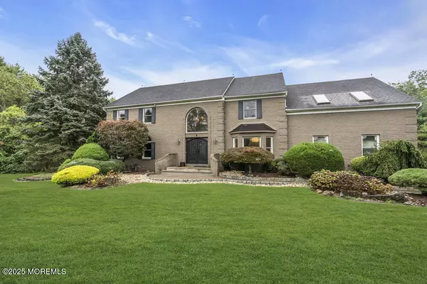 Manalapan, NJ 07726,5 Queen Court