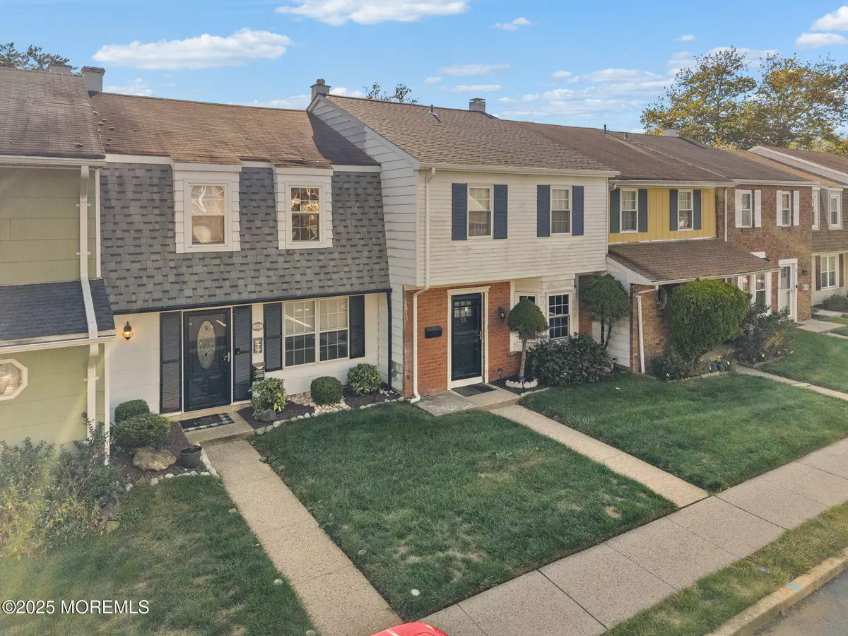 Freehold, NJ 07728,34 Kingsley Way