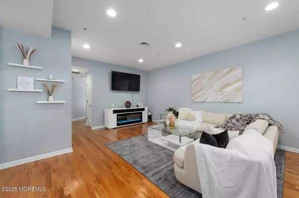 Manasquan, NJ 08736,162 Main Street