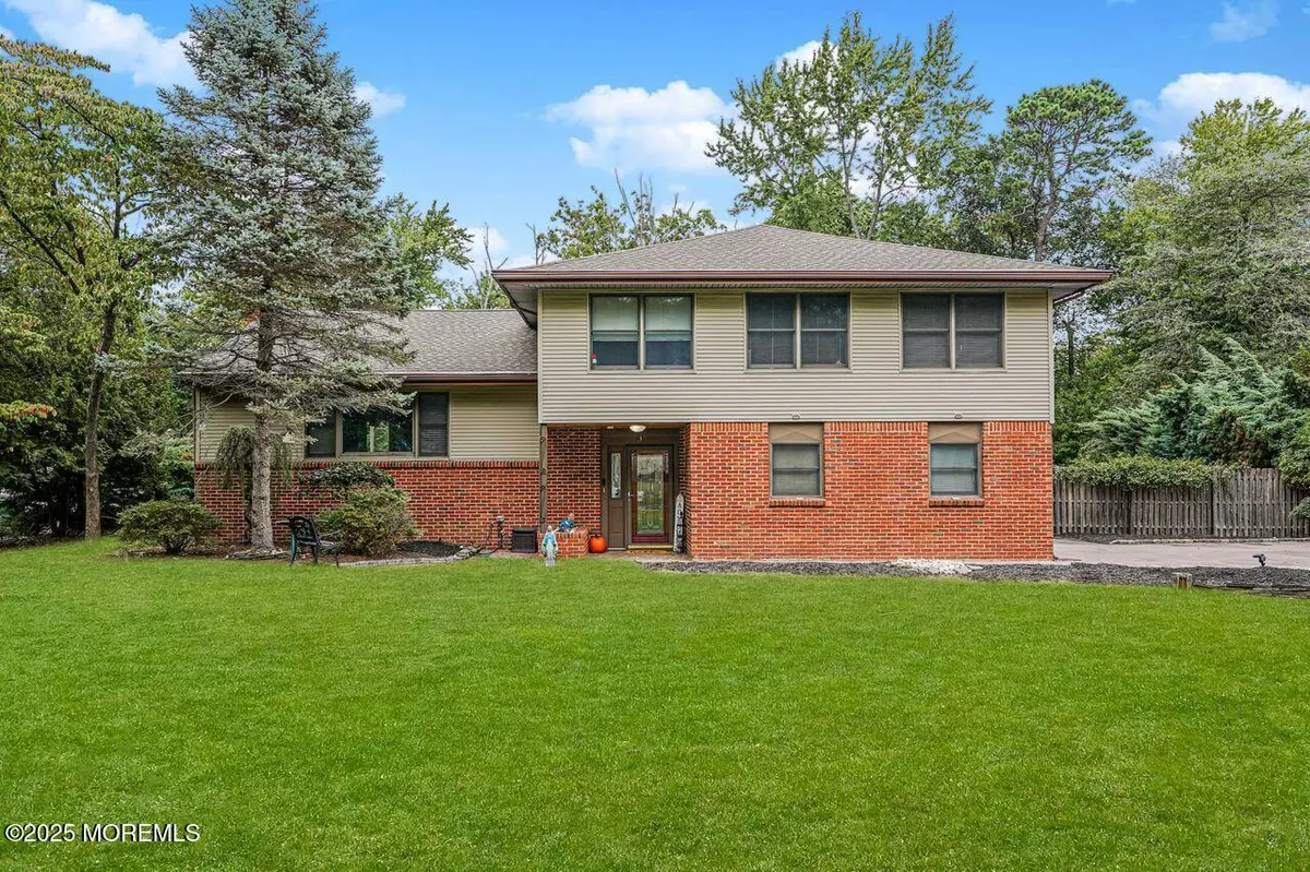Manalapan, NJ 07726,4 Spruce Way