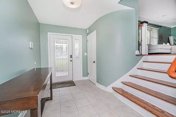 Manalapan, NJ 07726,4 Spruce Way