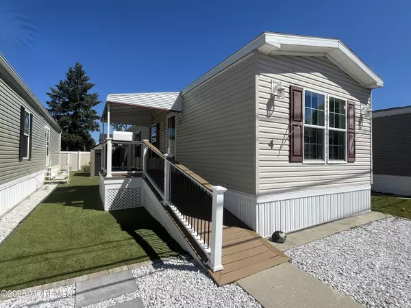 Hazlet, NJ 07734,4 Mary Ann Court