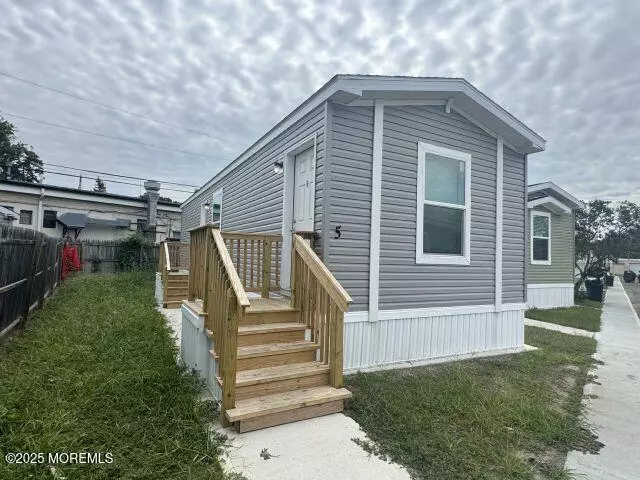 5 Avenue A, Hazlet, NJ 07734