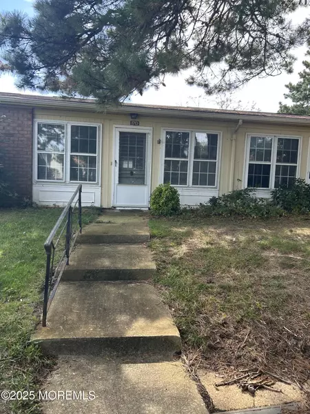 17 Cambridge Circle, Manchester, NJ 08759
