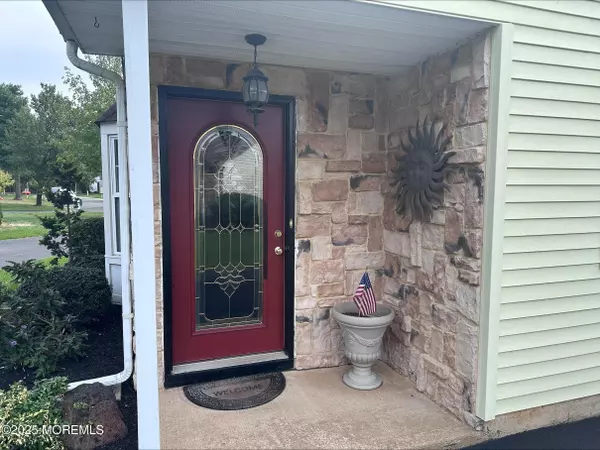 Freehold, NJ 07728,17 Ivy Ridge Close