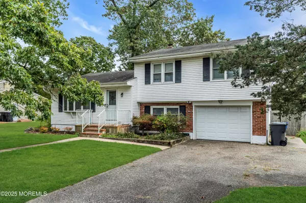 17 Ridgewood Drive, Toms River, NJ 08755
