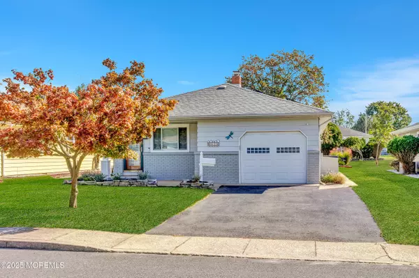 428 Saint Thomas Drive, Toms River, NJ 08757