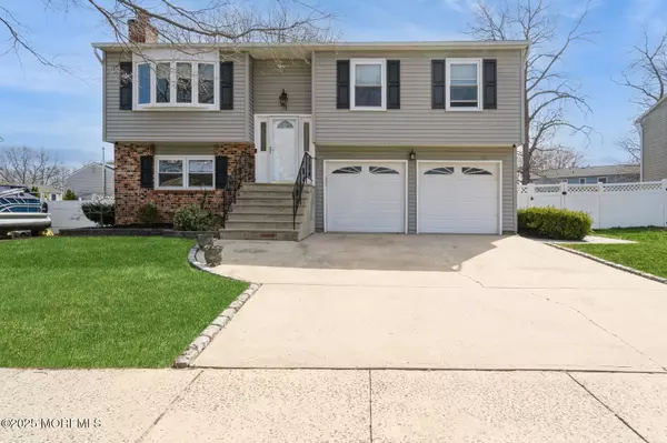 Howell, NJ 07731,13 Ivy Place