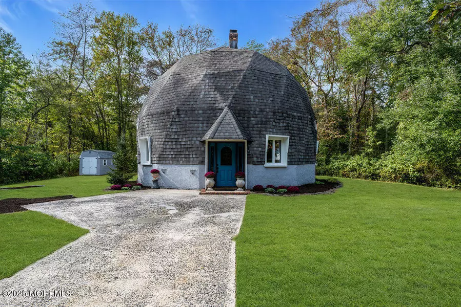 56 Lakeside Drive, Farmingdale, NJ 07727