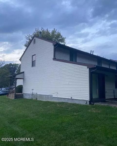 Manalapan, NJ 07726,438 Oak Knoll Drive #438