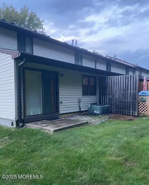 Manalapan, NJ 07726,438 Oak Knoll Drive #438