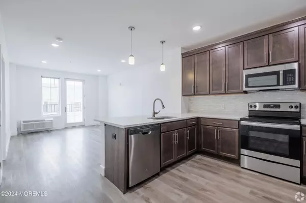 Matawan, NJ 07747,126 Main Street #401