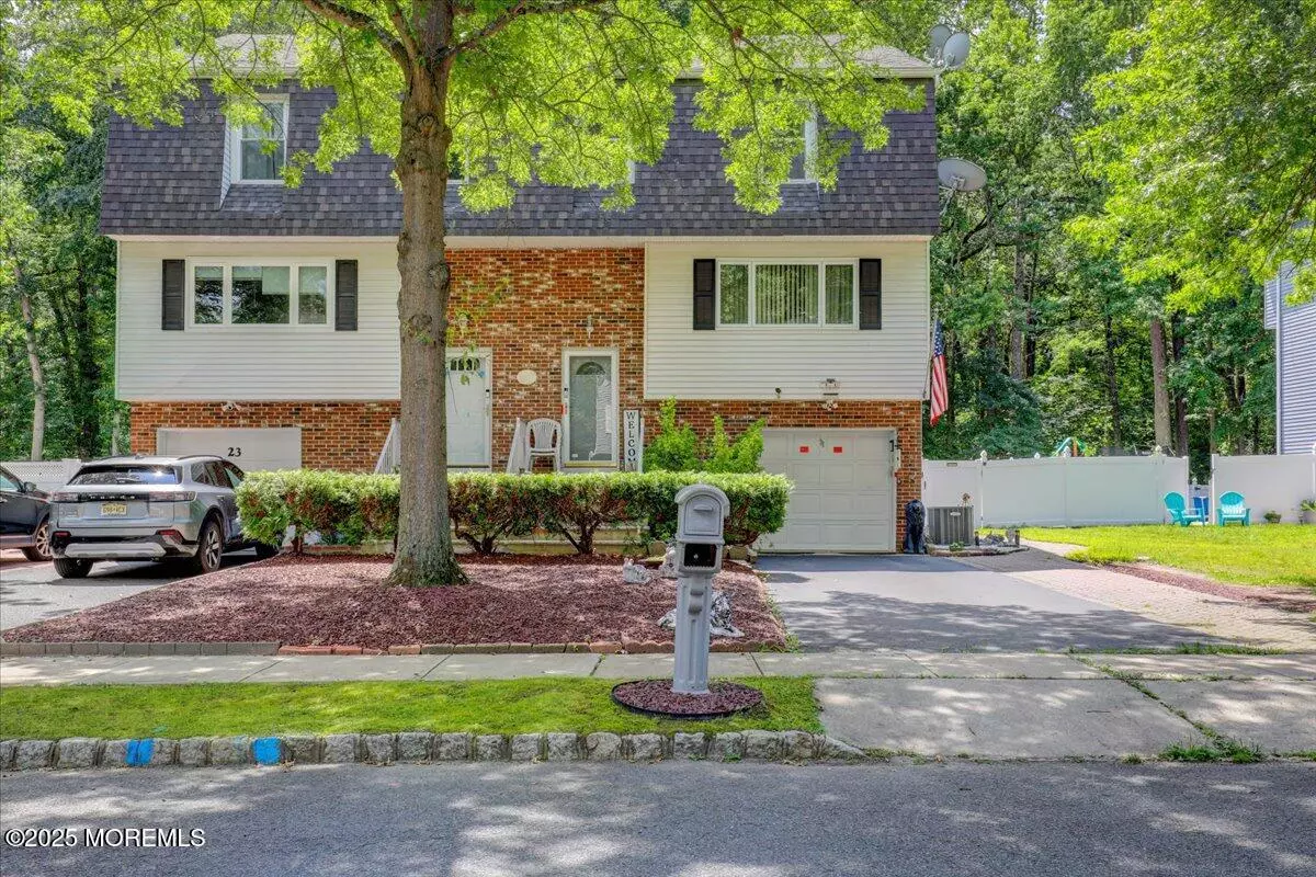 Manalapan, NJ 07726,21 Lone Star Lane
