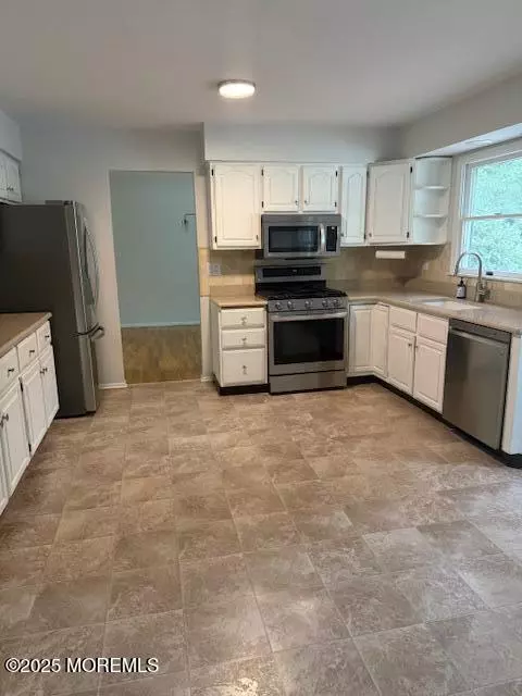 Eatontown, NJ 07724,11 Applebey Street