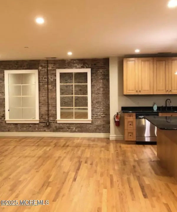 Red Bank, NJ 07701,8 E Front Street #204