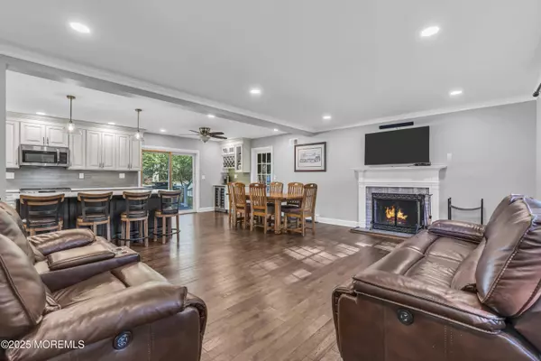 Holmdel, NJ 07733,4 E Parkway Place