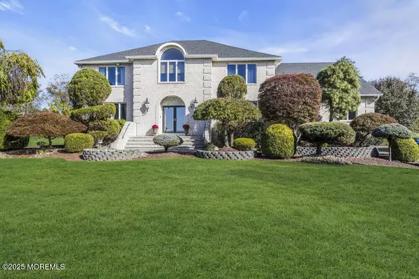 Manalapan, NJ 07726,7 Nottinghill Court