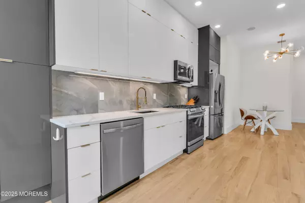 Jersey City, NJ 07305,20 Van Nostrand Avenue #1