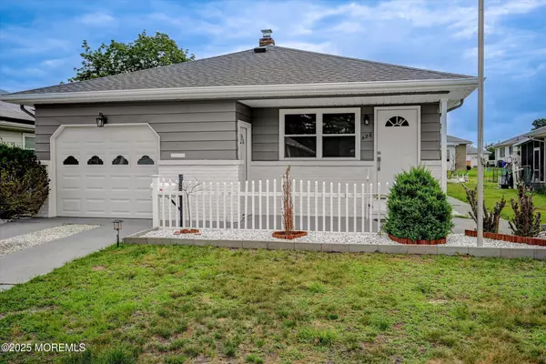 426 Saint Thomas Drive N, Toms River, NJ 08757