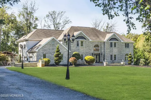 Manalapan, NJ 07726,1 Fountayne Lane