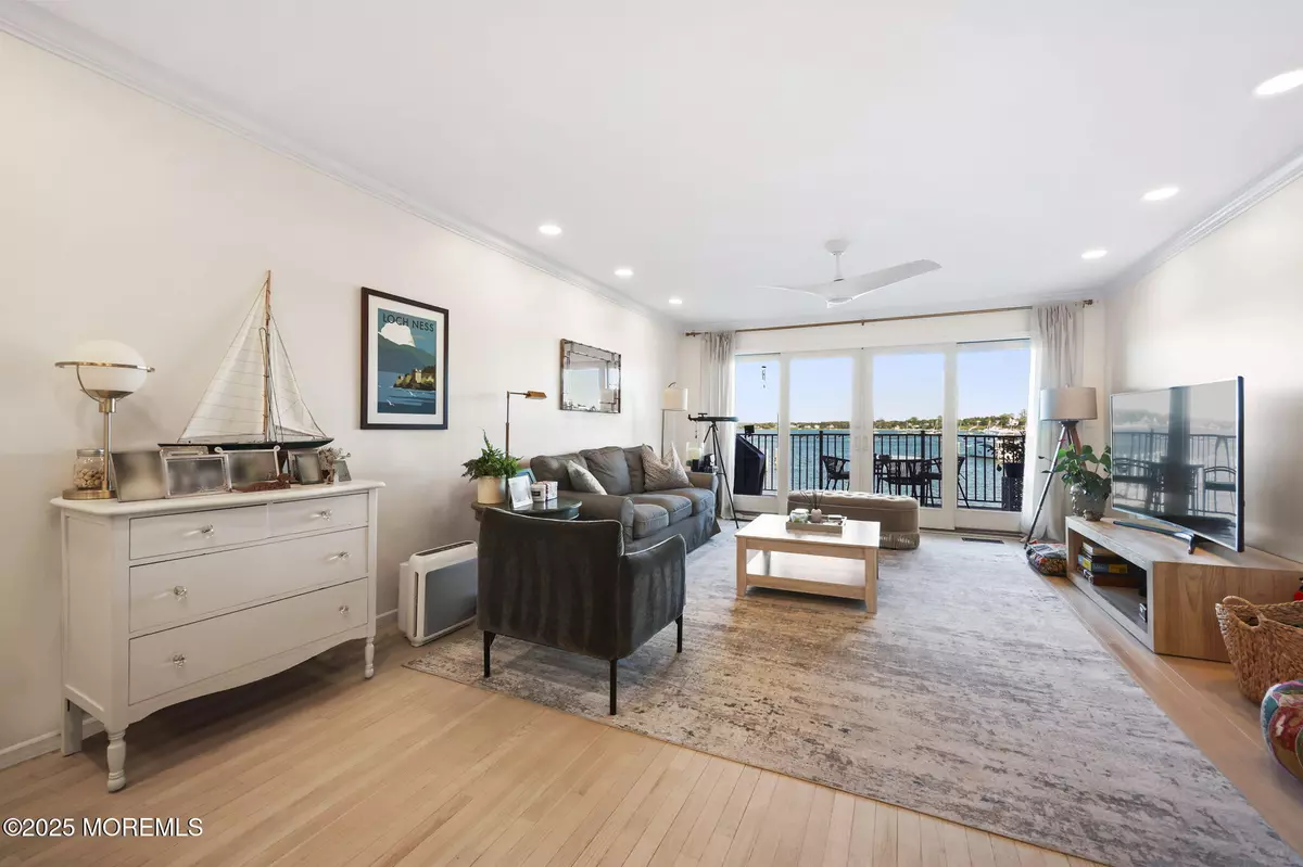 Red Bank, NJ 07701,130 Bodman Place #8