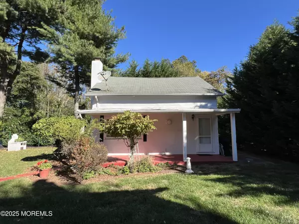 7 Vineberg Court #Back house, Oakhurst, NJ 07755