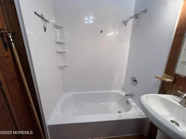 Oakhurst, NJ 07755,7 Vineberg Court #Back house