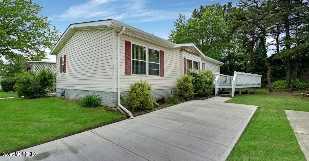 Whiting, NJ 08759,211 Holly Court